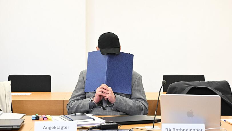 Ein 39 Jahre alter Mann soll in Zwiesel zwei Nachbarinnen und einen Nachbarn ermordet haben. Gegen ihn hat nun vor dem Landgericht Deggendorf der Prozess begonnen. Ein 39 Jahre alter Mann soll in Zwiesel zwei Nachbarinnen und einen Nachbarn ermordet haben. Gegen ihn hat nun vor dem Landgericht Deggendorf der Prozess begonnen.