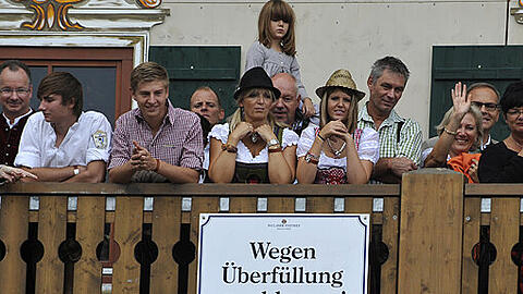 Die Zelte sind alle schon dicht. Seit den frühen Morgenstunden haben die Wiesn Gäste angestanden um ein begehrten Platz im Zelt zu bekommen.