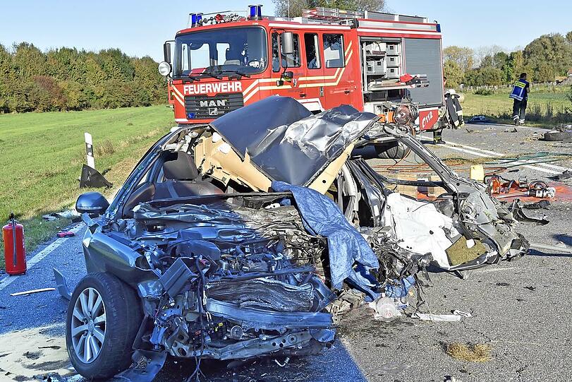 So sah der Honda nach dem Zusammenstoß mit einem Lkw aus. Der Fahrer überlebte den Unfall nicht.
