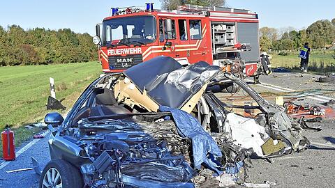 So sah der Honda nach dem Zusammenstoß mit einem Lkw aus. Der Fahrer überlebte den Unfall nicht.