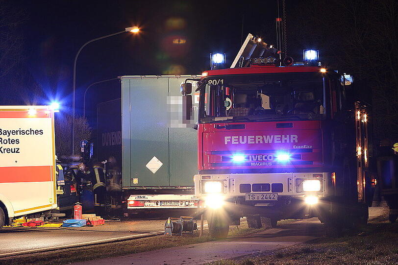Bei Traunreut hat sich am Freitag ein schwerer Verkehrsunfall ereignet. Die Bilder.