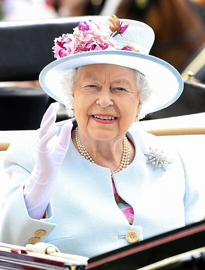 Royales, glückliches Winken: Die Queen kommt in Ascot an