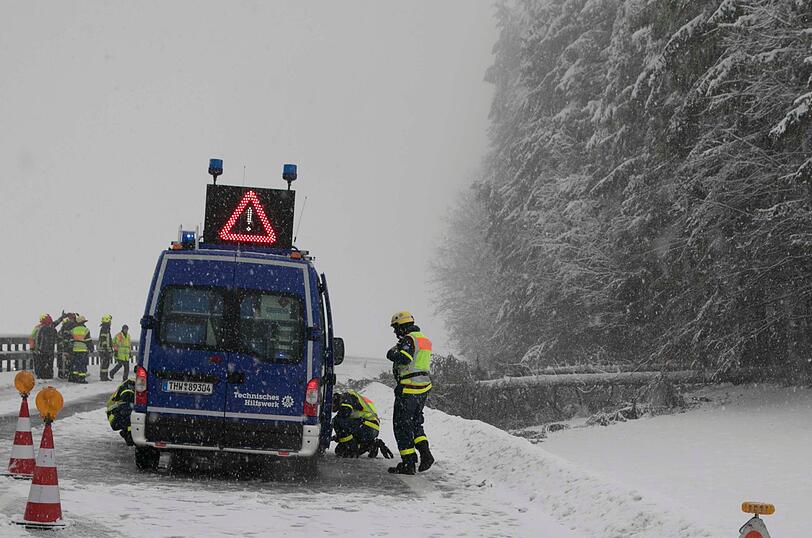 Mehrere Straßen mussten im Landkreis Traunstein gesperrt werden: Gegen Mittag stürzten auch auf der Autobahn A8 zwischen Schweinbach und Bergen mehrere Bäume um. Das THW sperrte die Autobahn.