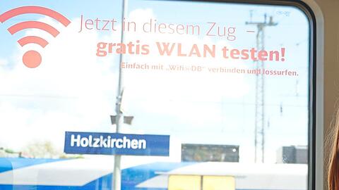 Am Zugfenster wird das WLAN beworben.