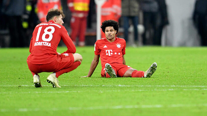 Leon Goretzka (l.) und Serge Gnabry nach der Niederlage gegen Leverkusen.