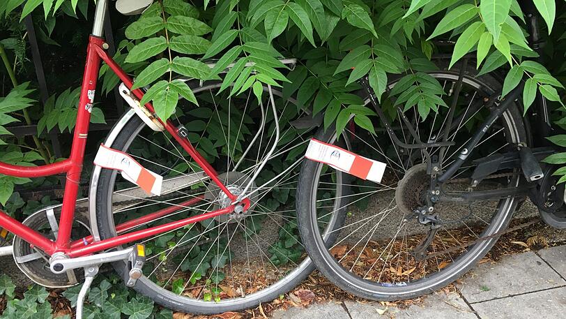 Stehen die markierten Räder nach vier Wochen noch da, kommen sie weg.