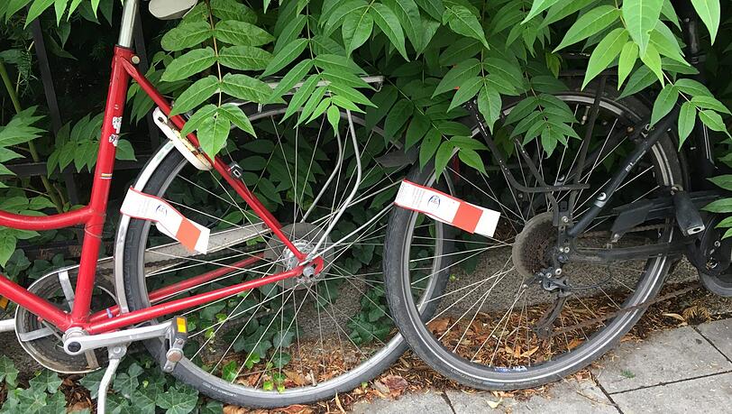 Stehen die markierten Räder nach vier Wochen noch da, kommen sie weg.