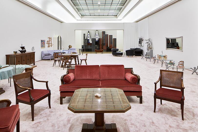 In ihrer Installation "Ruinenwert" rekonstruiert Henrike Naumann den Empfangssalon von Hitlers Berghof bei Berchtesgaden. Dabei mischt sie originale Möbel, die einst im Haus der Kunst standen, mit Flohmarkt- und Ebay-Käufen aus den 1990er-Jahren.