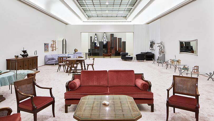 In ihrer Installation "Ruinenwert" rekonstruiert Henrike Naumann den Empfangssalon von Hitlers Berghof bei Berchtesgaden. Dabei mischt sie originale Möbel, die einst im Haus der Kunst standen, mit Flohmarkt- und Ebay-Käufen aus den 1990er-Jahren. In ihrer Installation "Ruinenwert" rekonstruiert Henrike Naumann den Empfangssalon von Hitlers Berghof bei Berchtesgaden. Dabei mischt sie originale Möbel, die einst im Haus der Kunst standen, mit Flohmarkt- und Ebay-Käufen aus den 1990er-Jahren.