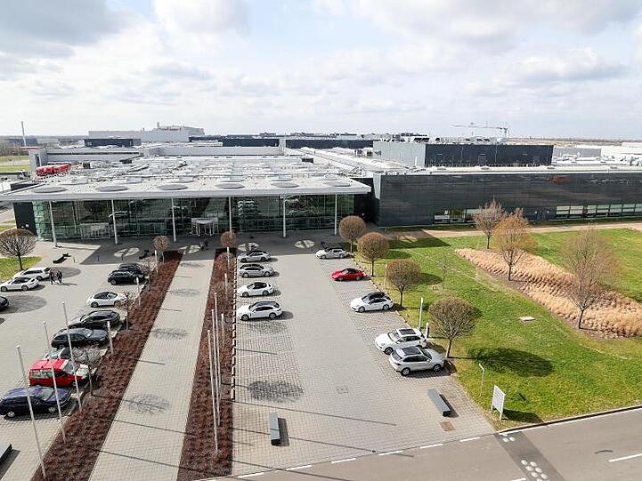 Blick auf das Porsche Werk Leipzig. Der Autobauer Porsche erweitert sein Leipziger Werk um eine Achsenfertigung für den Elektro-Macan.