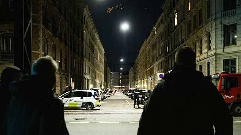 Passanten am Tatort in Wien