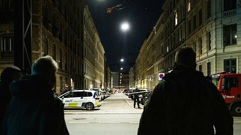 Passanten am Tatort in Wien
