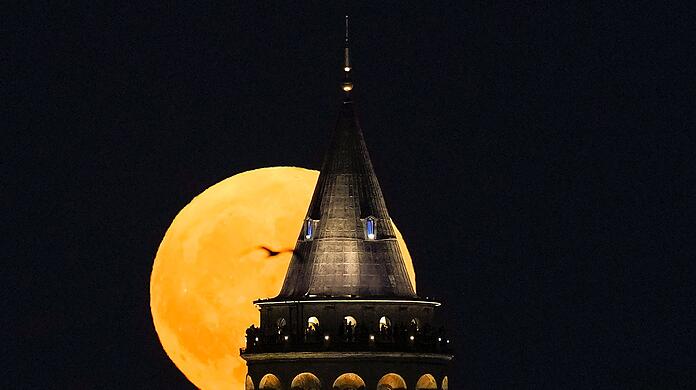 Ein Supermond geht hinter dem Galata-Turm in Istanbul auf. Ein Supermond geht hinter dem Galata-Turm in Istanbul auf.