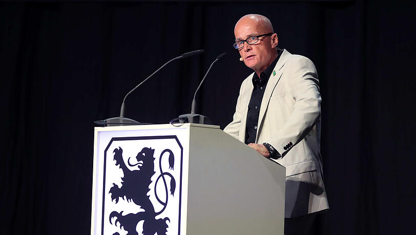 Ex-Präsident Robert Reisinger bei seiner Abschiedsrede auf der Mitgliederversammlung. Ex-Präsident Robert Reisinger bei seiner Abschiedsrede auf der Mitgliederversammlung.