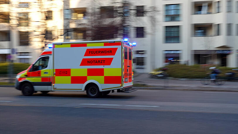 Der Rettungsdienst brachte die Fußgängerin zur stationären Behandlung ins Krankenhaus. (Symbolbild) Der Rettungsdienst brachte die Fußgängerin zur stationären Behandlung ins Krankenhaus. (Symbolbild)