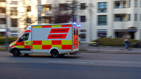 Der Rettungsdienst brachte die Fußgängerin zur stationären Behandlung ins Krankenhaus. (Symbolbild) 