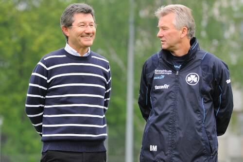 "Die Mannschaft hat wieder Freude": SpVgg-Präsident Helmut Hack (links) hält die Truppe von Benno Möhlmann für das Endspiel in Duisburg gerüstet.