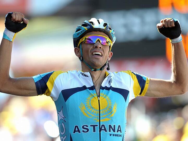 Alberto Contador bejubelt seinen Sieg während der Zielüberquerung.
