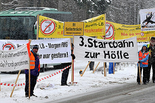 Wütende Demonstranten begrüßten die CSU-Landtagsabgeordneten in Kreuth mit Hohn-und Spottplakaten