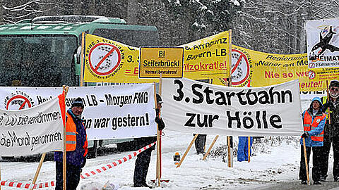 Wütende Demonstranten begrüßten die CSU-Landtagsabgeordneten in Kreuth mit Hohn-und Spottplakaten