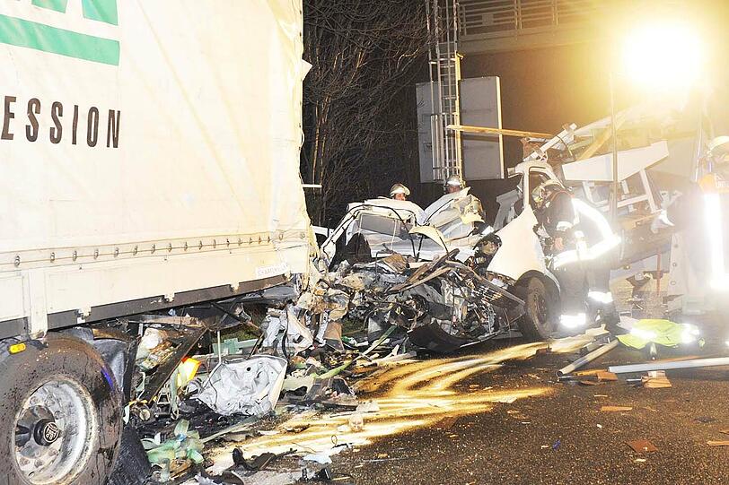 Weil er einen parkenden Lkw übersah, raste ein Brummi in einer Parkbucht an der A99 bei Aschheim ungebremst in diesen.