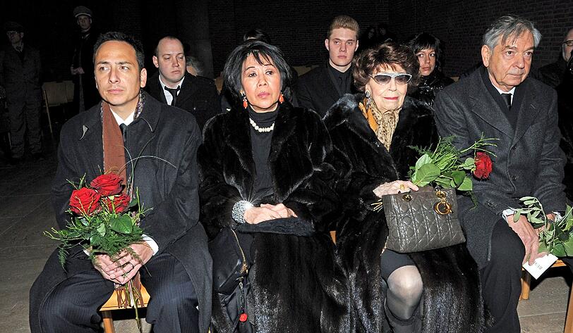 Jeremy Wilson (l-r), der Sohn des Verstorbenen, Witwe Soo Leng Kuchenreuther, Mutter Ingeborg Kuchenreuther und Bruder Thomas Kuchenreuther.