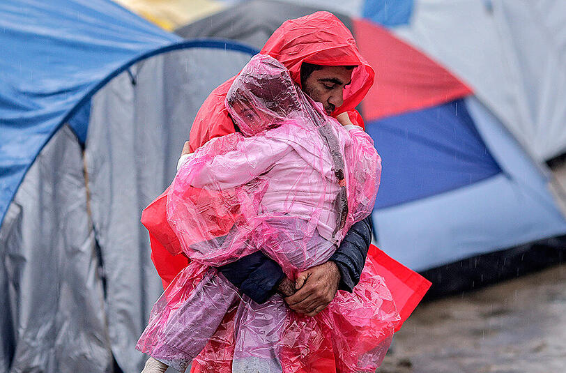 An der griechisch-mazedonischen Grenze herrscht Not und Elend. Schlamm und Dreck setzen den Tausenden Flüchtlingen, die festsitzen, zu.