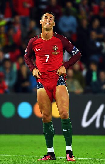 CRISTIANO RONALDO: Ist er nicht fit? Kompressionsstrümpfe beim ersten Gang auf den Rasen vor dem 0:0 gegen Österreich sorgten bereits für entsprechende Spekulationen unter den besorgten Anhängern Portugals. Ihrem Superstar droht erneut eine enttäuschende EM - insgesamt und auch persönlich. Am Samstag verschoss der Champions-League-Sieger gar einen Elfmeter und trägt deswegen eine erhebliche Mitschuld an der schwierigen Ausgangslage vor dem letzten Gruppenspiel gegen Ungarn. Es könnte sein letztes in Frankreich werden.