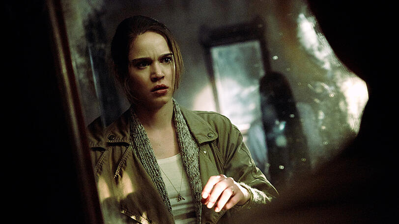 Julia (Matilda Lutz) bekämpft dunkle Mächte.