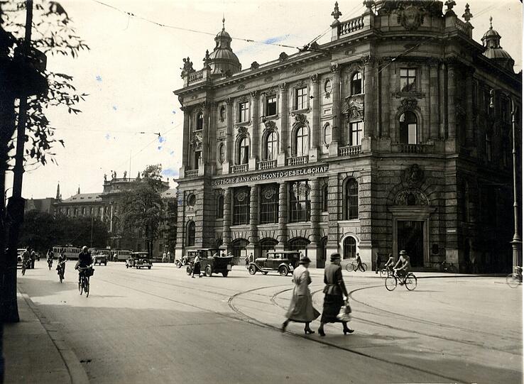Neubau am Lenbachplatz und Hauptsitz in Bayern von 1898 bis 1961