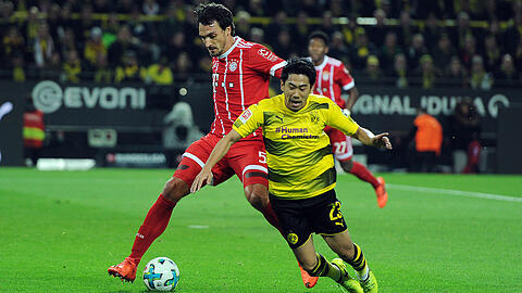 4. November 2017: Mats Hummels vom FC Bayern (links) im Duell mit dem Dortmunder Shinji Kagawa. Die Münchner gewannen beim BVB mit 3:1.
