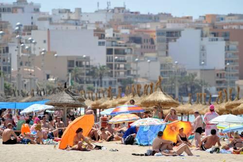 Trotz aller Widrigkeiten: Die Urlauber auf Mallorca genießen ihren Strandurlaub