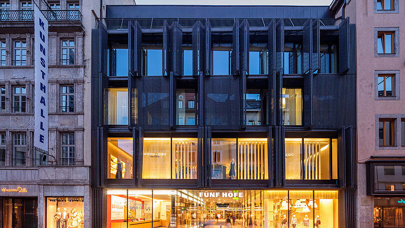 Die Fünf Höfe in der Theatinerstraße verbinden die meisten mit schicken Geschäften &ndash; doch schon jetzt lassen sich hier viele Touristen medizinisch versorgen.