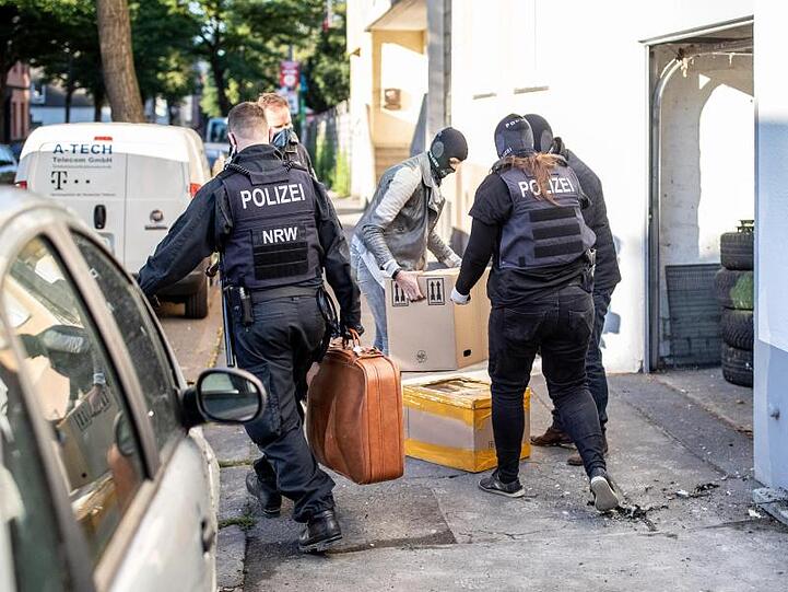 Bei einer Razzia gegen Clankriminalität sind in Nordrhein-Westfalen am frühen Morgen mehrere Wohnungen und Firmen durchsucht worden.