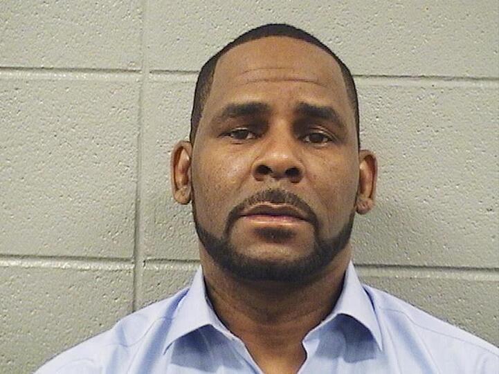 Der wegen sexuellen Missbrauchs angeklagte US-Sänger R. Kelly ist am Mittwoch erneut in Gewahrsam genommen worden.