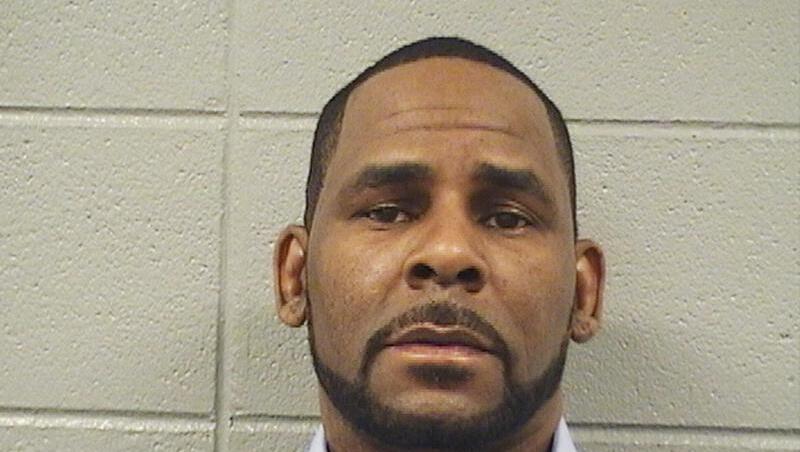 Der wegen sexuellen Missbrauchs angeklagte US-Sänger R. Kelly ist am Mittwoch erneut in Gewahrsam genommen worden. Der wegen sexuellen Missbrauchs angeklagte US-Sänger R. Kelly ist am Mittwoch erneut in Gewahrsam genommen worden.