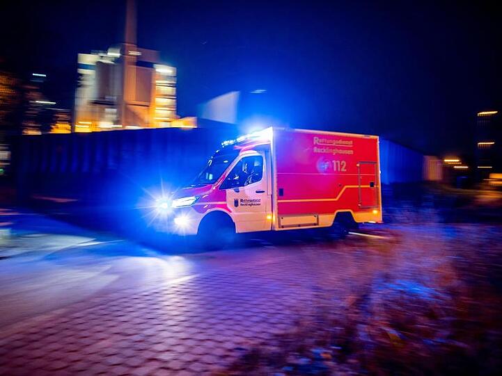 Ein Rettungswagen der Feuerwehr fährt durch eine Straße. Foto: Marcel Kusch/dpa/Archivbild