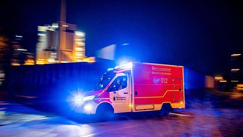 Ein Rettungswagen der Feuerwehr fährt durch eine Straße. Foto: Marcel Kusch/dpa/Archivbild