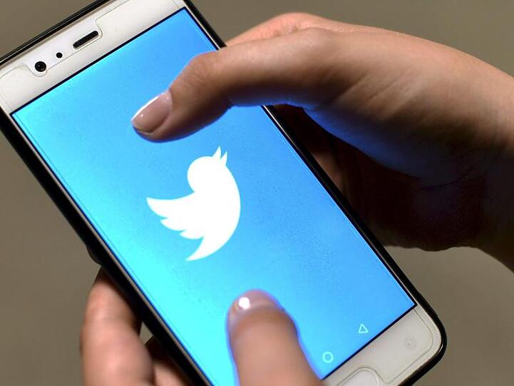 Die Twitter-App ist auf dem Bildschirm eines Smartphones zu sehen.