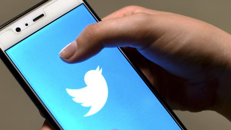 Die Twitter-App ist auf dem Bildschirm eines Smartphones zu sehen. Die Twitter-App ist auf dem Bildschirm eines Smartphones zu sehen.