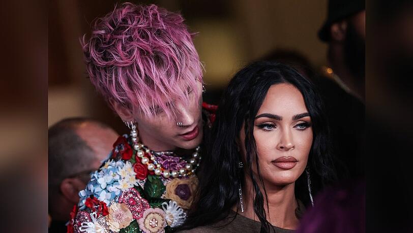 Machine Gun Kelly versucht seine Verlobte zu umarmen - Megan Fox versteinert
