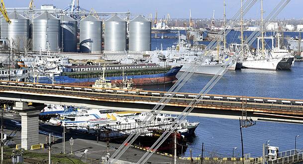 Blick auf Getreidesilos im Hafen von Odessa im November 2016. Blick auf Getreidesilos im Hafen von Odessa im November 2016.