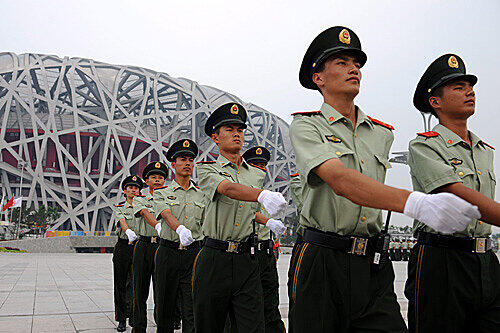Uniformierte sieht man viele in Peking.100000 Sicherheitskräfte sollen für Ruhe und Ordnung sorgen.