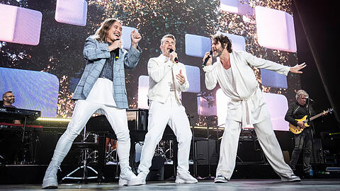Take That – hier im Juli bei einem Konzert im dänischen Middelfart – kommen am 2. Juli 2024 aufs Tollwood-Sommerfestival. Von links: Mark Owen, Gary Barlow und Howard Donald.