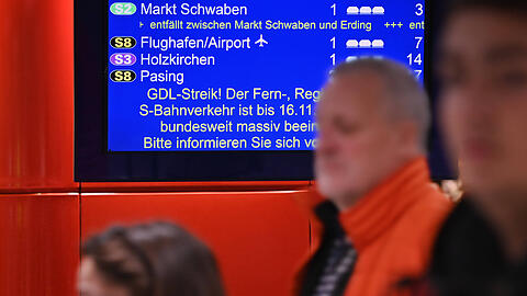 Im laufenden Tarifkonflikt mit der Deutschen Bahn streikte die Gewerkschaft der Lokführer (GDL) zuletzt am 15./16. November und rief ihre Mitglieder kurz danach zur Urabstimmung über unbefristete Streiks auf.