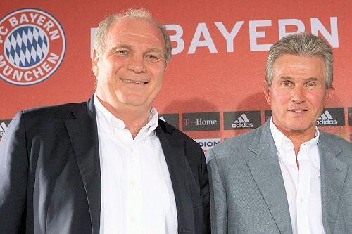 Ist sich sicher, dass die Dinge ihren Weg gehen, den Bayern-Weg: Manager Uli Hoeneß, hier mit Kumpel Jupp Heynckes.