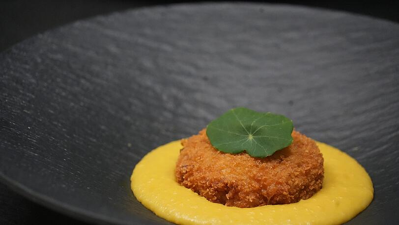 Zweiter Gang: Japanese croquette with silky Oksusu-juk: japanische Croquette mit koreanischem Mais-Porridge.