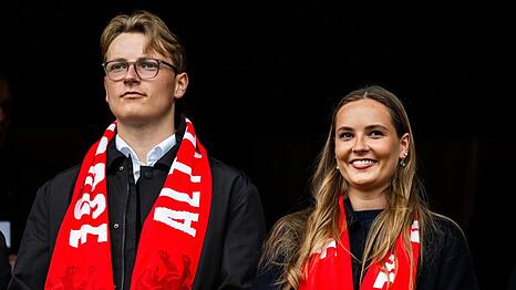 Hier freuten sich Prinz Sverre Magnus und Prinzessin Ingrid Alexandra noch &uuml;ber Norwegens Sieg, am n&auml;chsten Tag mussten die Royals selbst ihr K&ouml;nnen unter Beweis stellen.