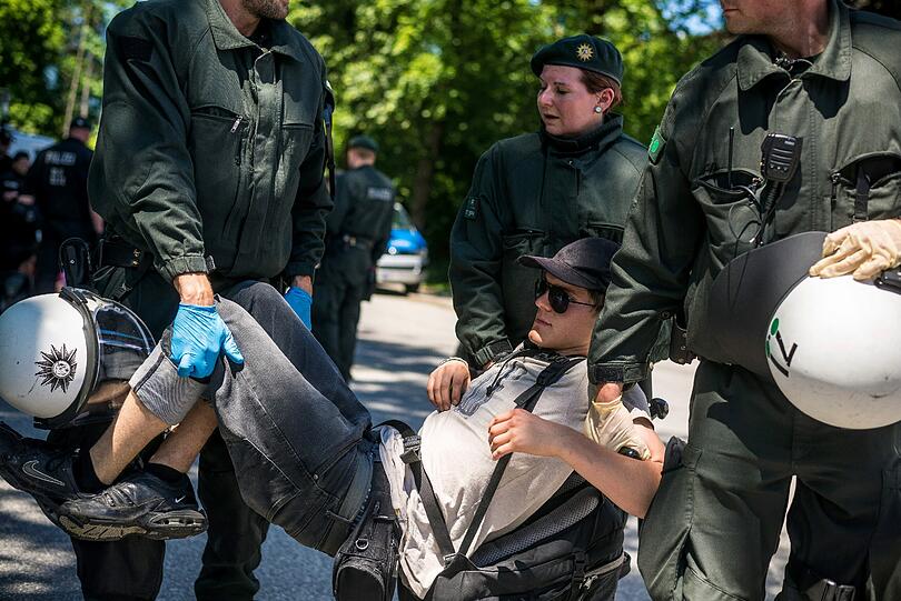 Friedlich, aber unübersichtlich: Durch Garmisch ziehen einige hundert Menschen, andere sind mit Fahrrädern gestartet, mehrere Demonstrationen gehen - wenngleich auf behördlich verkürzten Routen - sportlich ambitioniert und auf Bergwegen Richtung Schloss. Die besten Bilder vom G7-Protest zum Durchklicken.