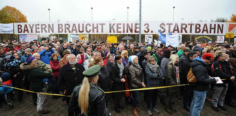 "Nein zur Dritten Startbahn": Horst Seehofer hörte sich auf dem Sportplatz in Attaching Fragen von betroffenen Bürgern an.